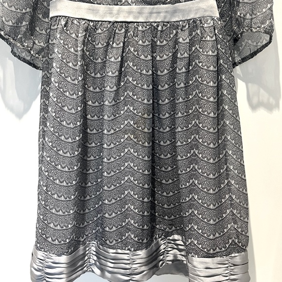 🖤 Unique & flirty dress with 3/4 sleeves & pretty satin trim & bow - Picture 4 of 17